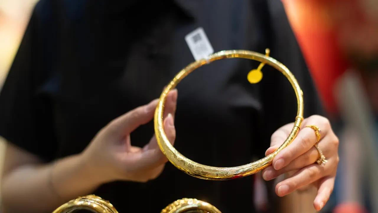 ارتفاع قيمة الدولار الأمريكي يضغط على أسعار الذهب والفضة هذا الأسبوع.